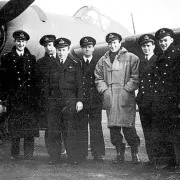 David van Epps, in a duffel coat, with members of the 894 Royal Naval Air Squadron. He and other Americans chose to fight for Britain before the U.S. entered World War II.