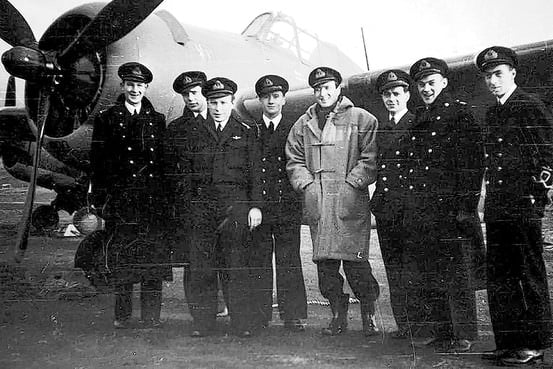 David van Epps, in a duffel coat, with members of the 894 Royal Naval Air Squadron. He and other Americans chose to fight for Britain before the U.S. entered World War II.