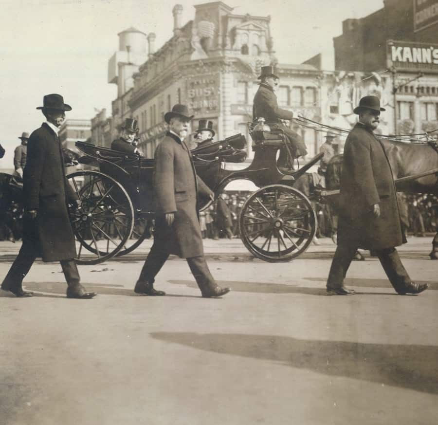 Theodore Roosevelt in carriage on Pennsylvania Avenue on way to Capitol, March 4, 1905].