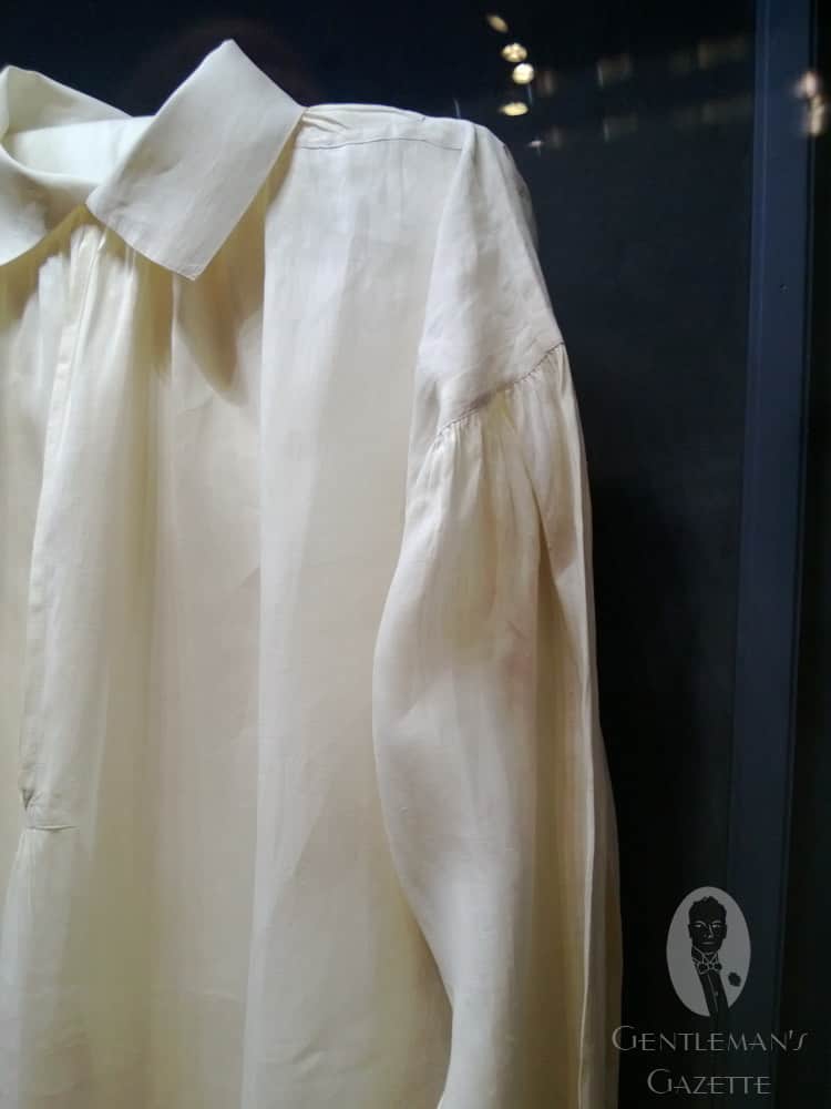 Additif Sans emploi âge what to wear under white silk blouse Personne ...