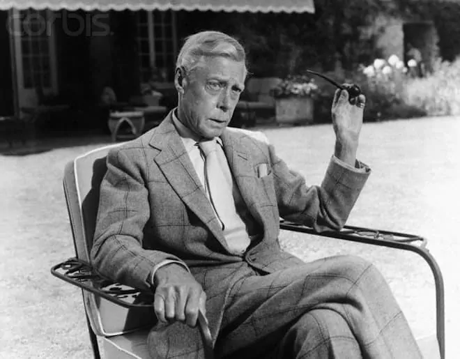 70 year old Duke of Windsor with buttoned jacket, large shirt collar and without tie dimple