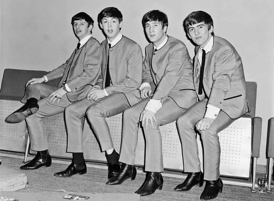 Les Beatles en Chelsea boot et costume