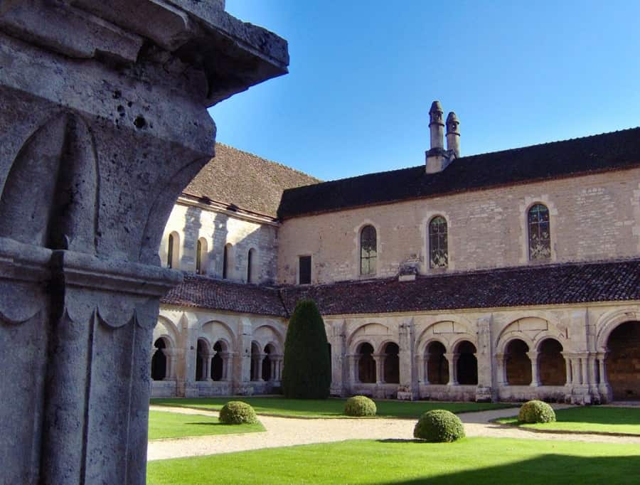 Cloister-of-Fontenay-Abbey,-Marmagne,-France
