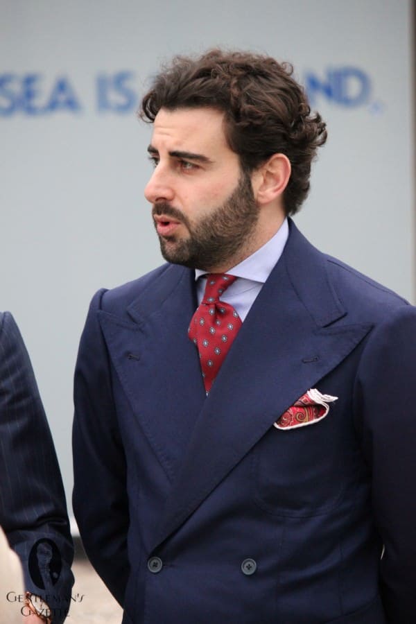 Wide lapels in navy blue by Sciamat