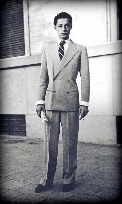 Young Gianni Agnelli in 4x2 suit with cigarette and fold-back shirt cuffs