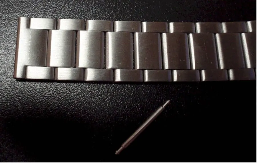 Adjustable links on a metal bracelet