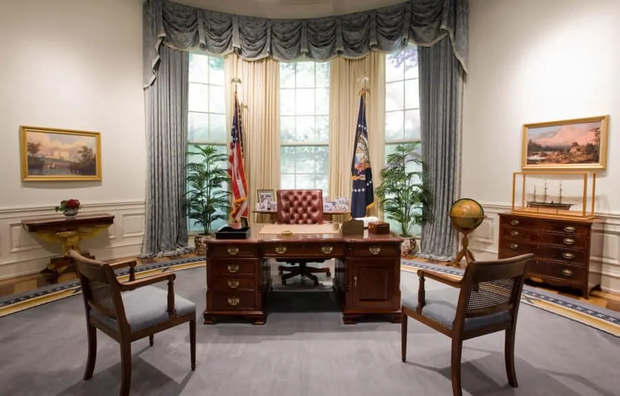 A replica of President Bushs Oval Office