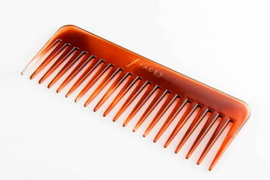 A detangling wide-toothed comb