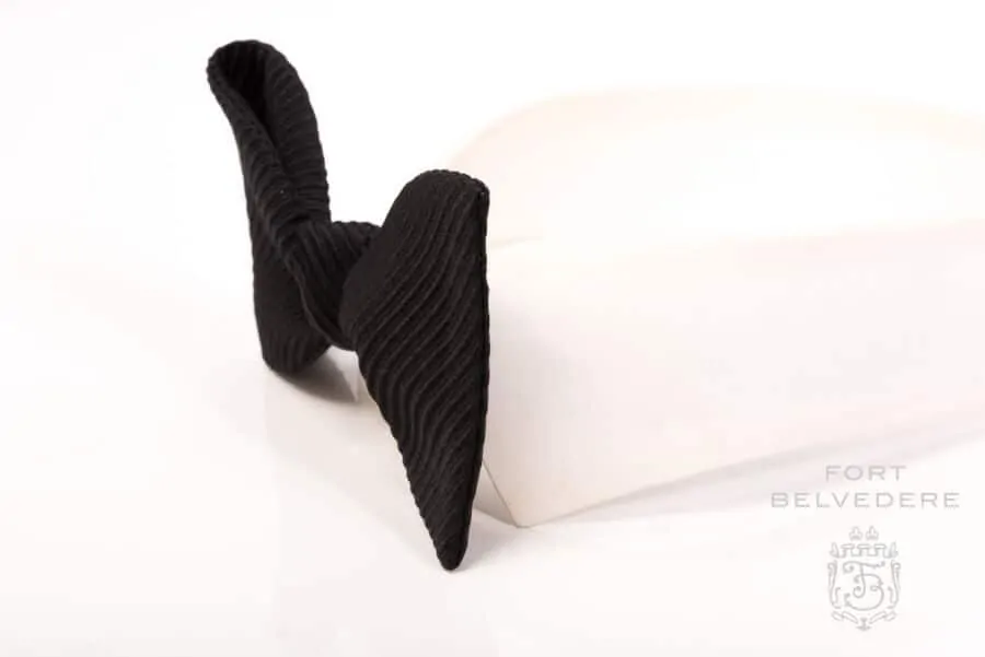 side view on collar Black Bow Tie in Silk Wide Rib Grosgrain Sized Butterfly - Fort Belvedere watermark