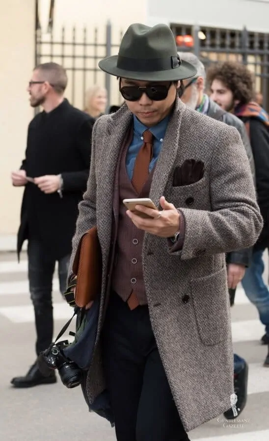Denim Skjorte Med Brun vest, enkel sport frakk og lys brun frakk og lys brun grenadine slips