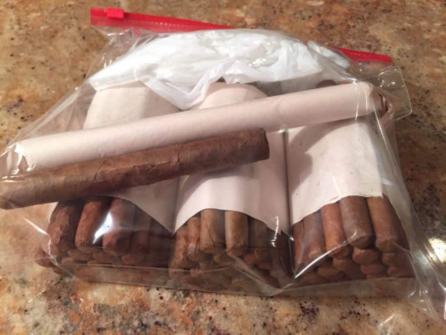 Use a ziploc bag and sponge to store cigars
