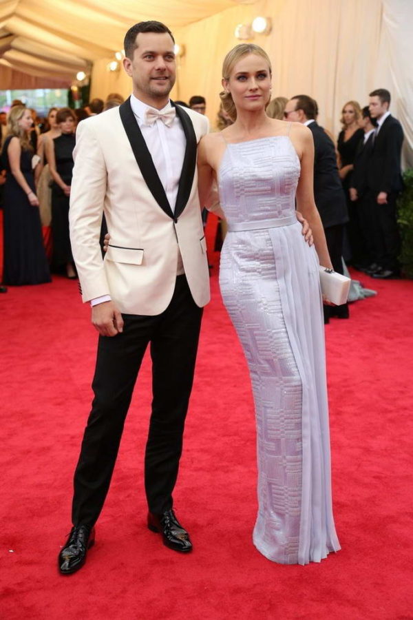 Joshua Jackson in off white dinner jacket - looks like a cheap rental and is absolutely not white tie