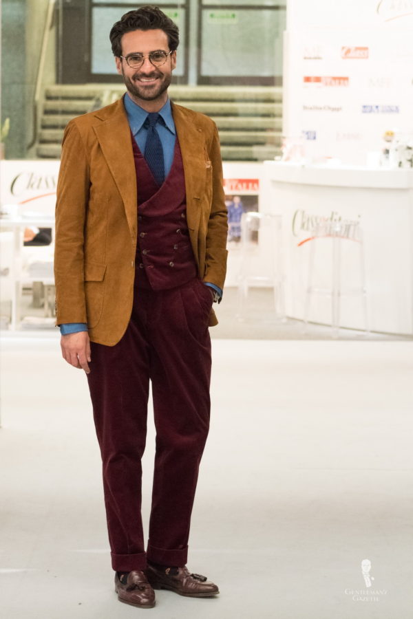 Kožený kabát vínové manšestrové vesty a kalhoty spárované s džínové košile