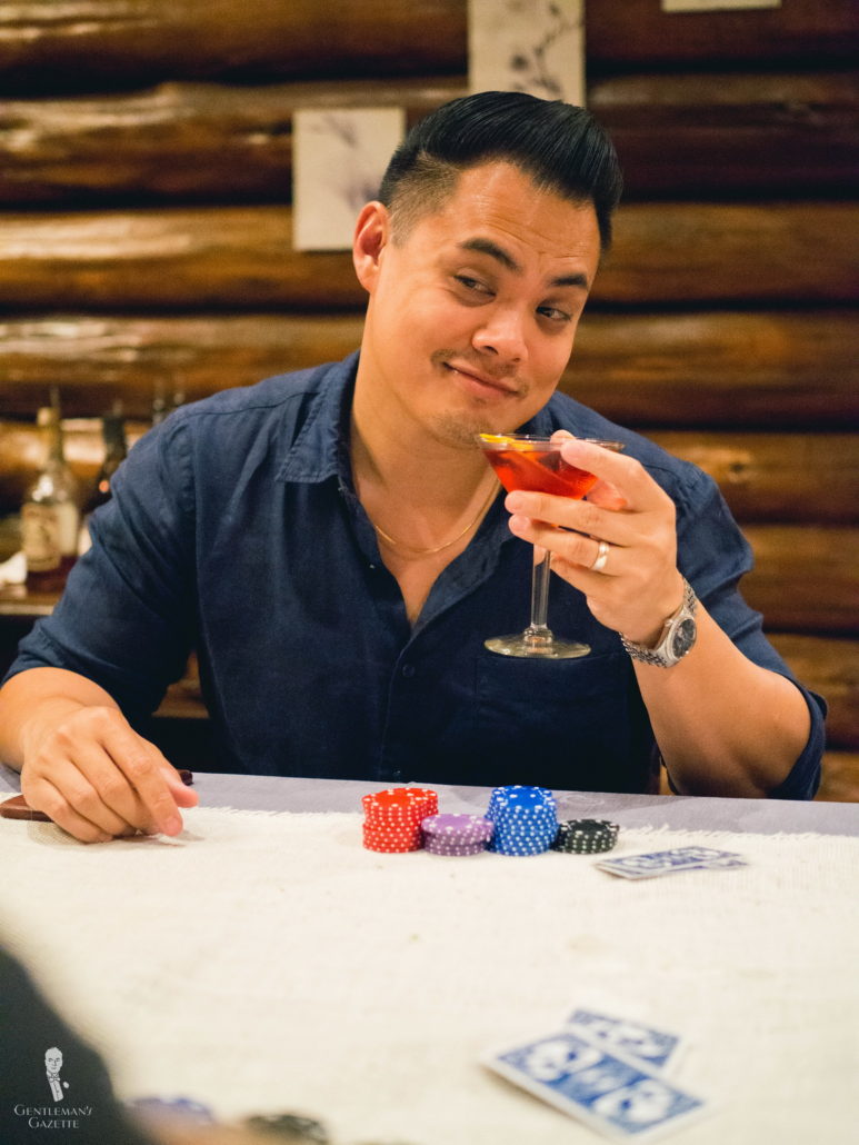 Effortless poker game and a drink