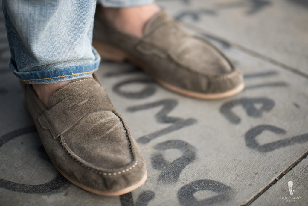 Relaxed penny loafer in grey suede with washed out denim