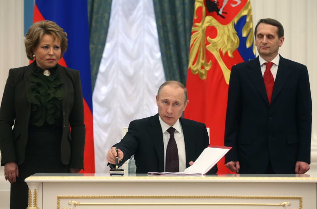 Putin signed law completing crimea annexation with a Montblanc Meisterstück