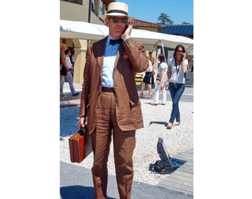 A rich, wrinkled tobacco linen suit at Pitti Uomo via Stile Maschile