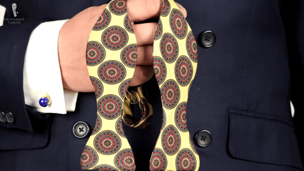 Bow tie with large patterns