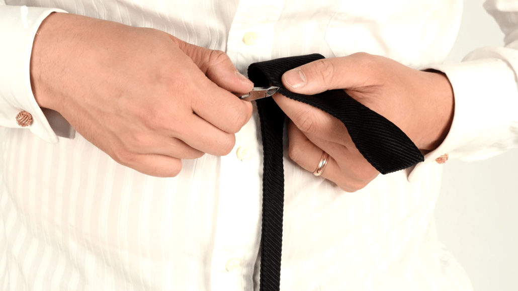 Cutting off pulled threads using Fort Belvederes nail clipper