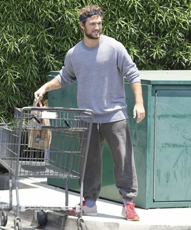 Alex Pettyfer in gray sweatpants and shirt