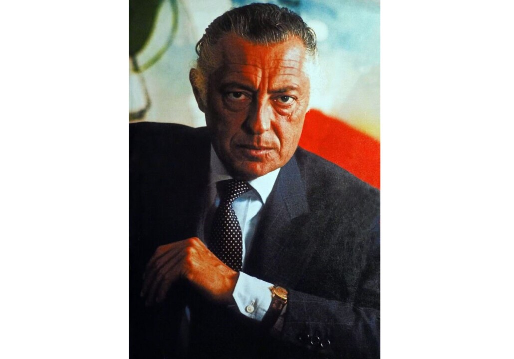 Gianni Agnelli projecting authority in a peak lapel suit.