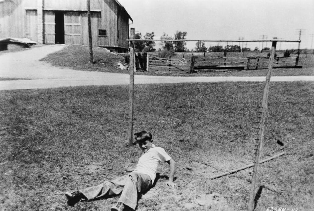 A young Dean plays on his aunt and uncle's farm in Fairmount, Indiana, c. 1943 (Image: Michael Ochs Archives/Getty)