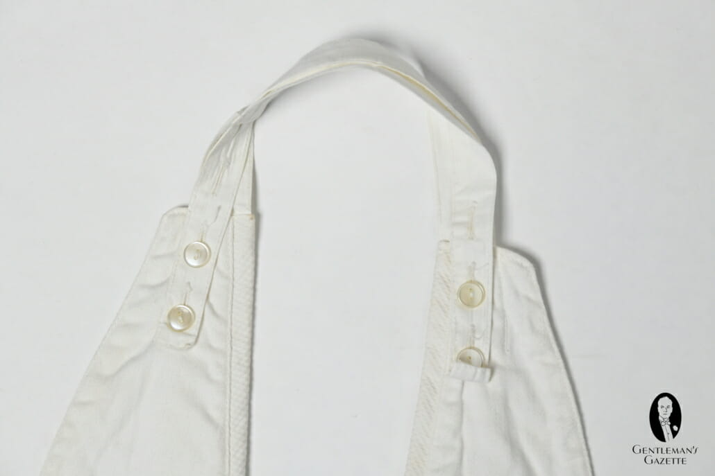 Adjustable neckstrap on a backless waistcoat for white tie