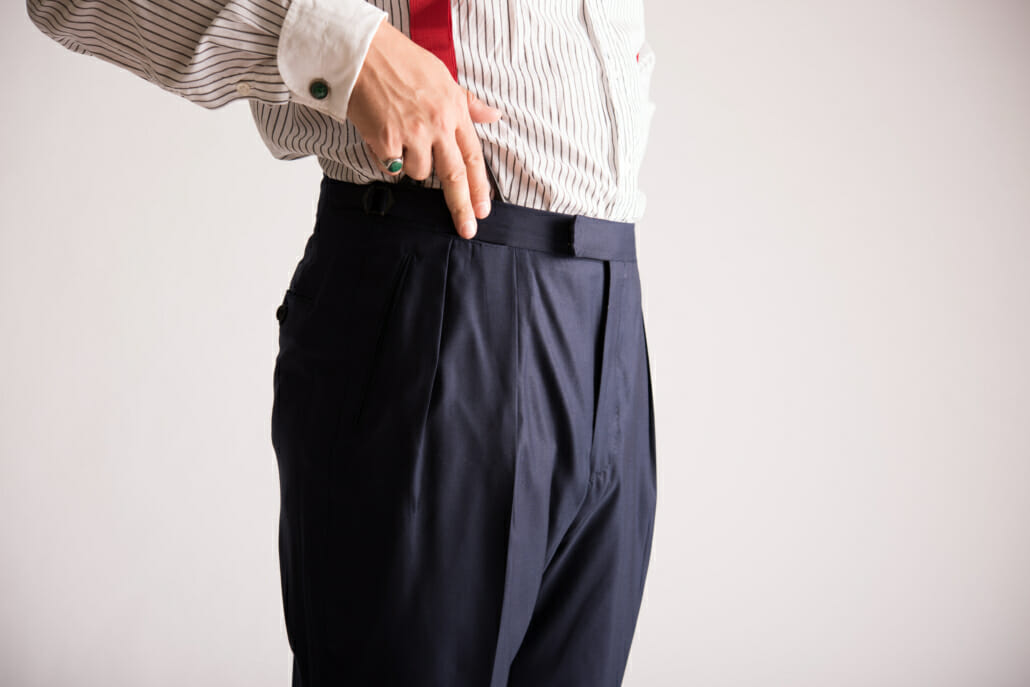 If two fingers (and no more) can be comfortably inserted into the trouser waistband, the fit is correct