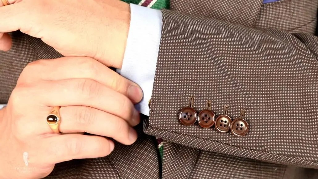 Corozo buttons have the advantage that they can be dyed in any color and thus harmonize with suits very well