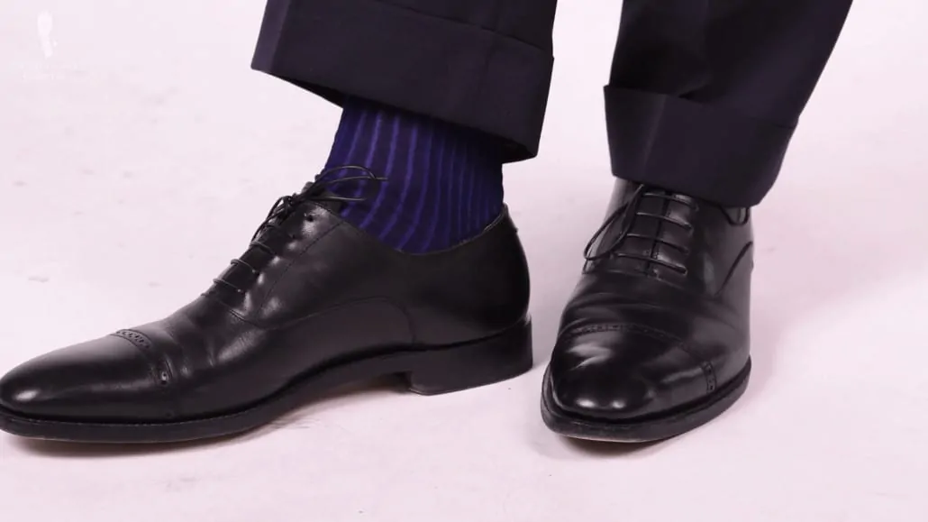 This pair of black oxfords will work well with a Navy Single Breasted Suit (Pictured: Shadow Stripe Ribbed Socks Dark Navy Blue and Royal Blue from Fort Belvedere)