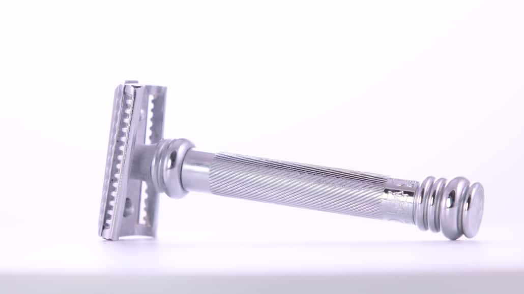 Razors with angled heads are more suited for people with thick hair because they make for an aggressive razor.