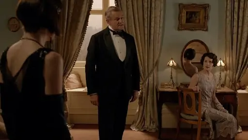 Lord Grantham wears a butterfly wing collar in season six.