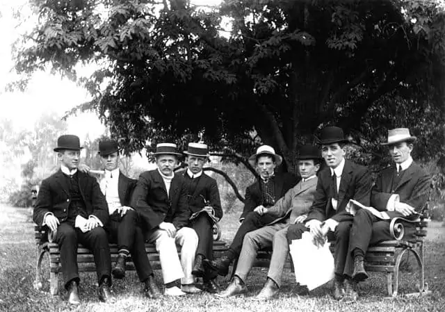 Men wore a variety of hats in the 1910s.