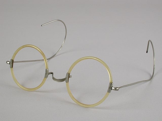 Wired spectacles of the 1910s