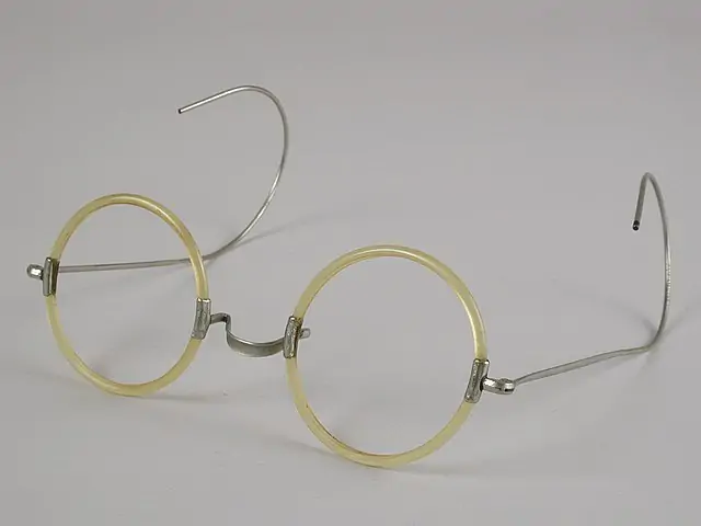 Wired spectacles of the 1910s