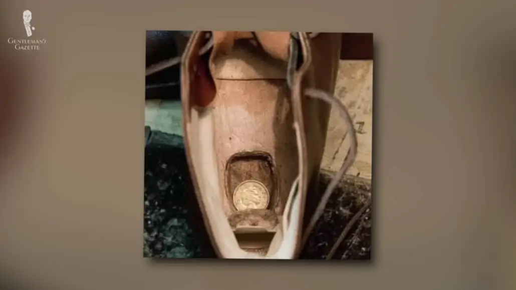 Hollow heel for keeping gold