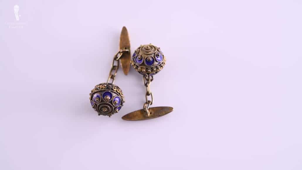 Cufflink With Chain Shank A chain shank may be loose on some dress shirts.