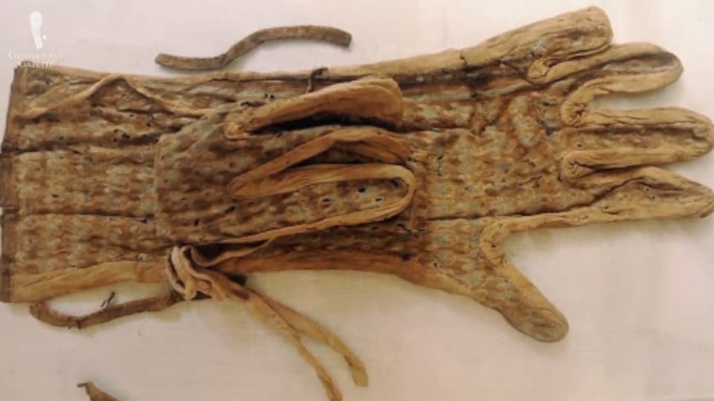 The Earlier Gloves Were Discovered From King Tuts Tomb. 1 The earlier gloves were discovered from King Tuts tomb.