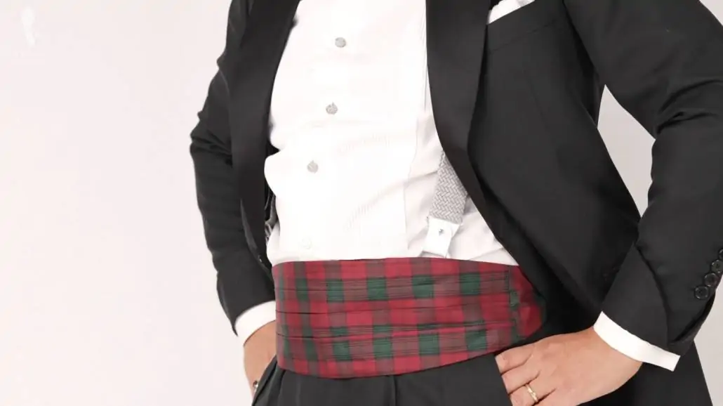 A tartan or check cummerbund can be worn as the accent piece for Christmas or holiday parties.