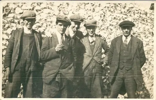 Flat caps and hats in the 1930s