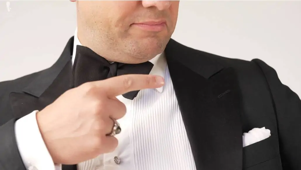 Tuxedo and dinner jackets usually have silk or satin lapels.