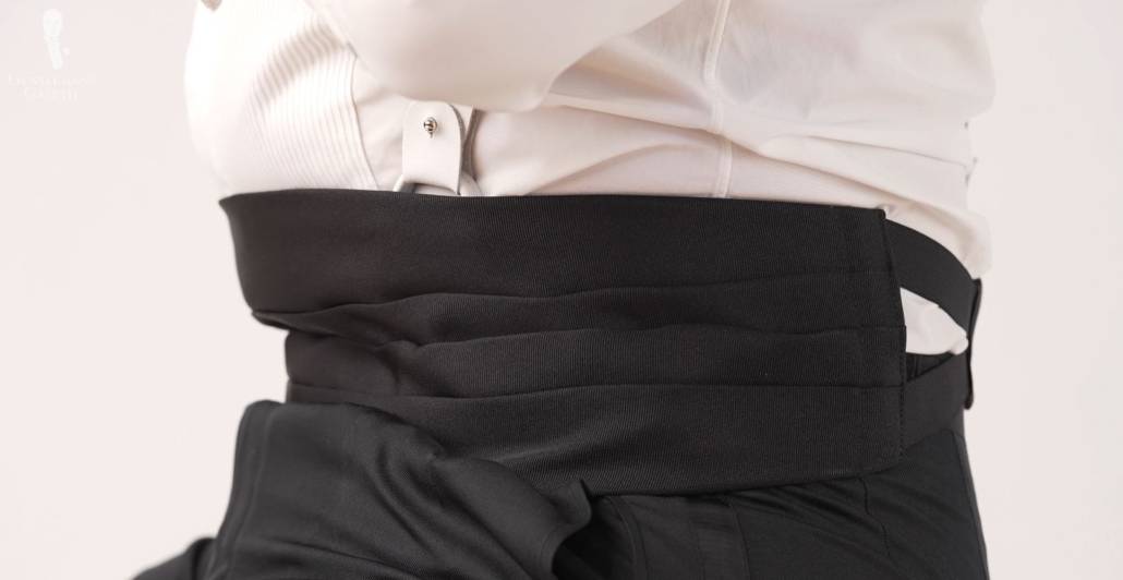 Elastic The cummerbund moves with your waist; thanks to the elastic straps.