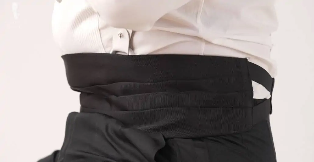 The cummerbund moves with your waist; thanks to the elastic straps.