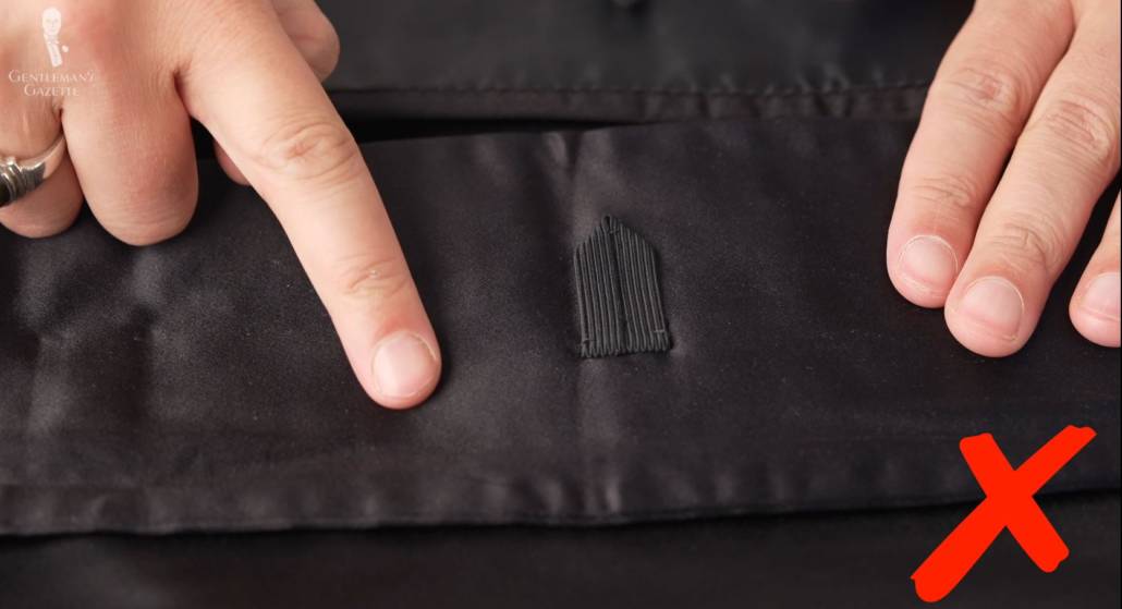 Silk When the back of the cummerbund is made of silk, color transfer is common, therefore it's better to avoid it.