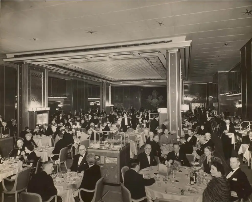 Dining passengers abourd the RMS Queen Elizabeth, Cunard Line 1940 - Note the mix of men in black tie, white tie and regualar suits