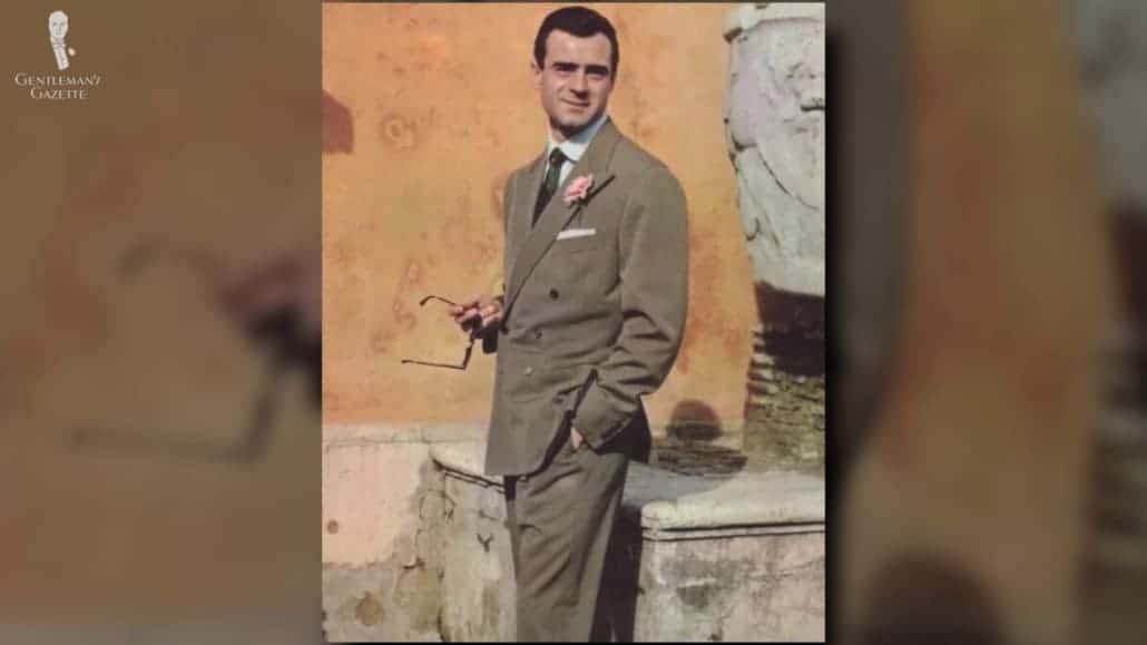 Unlike the typical American sack suit that has center vents, the Roman-style suit has side vents. 