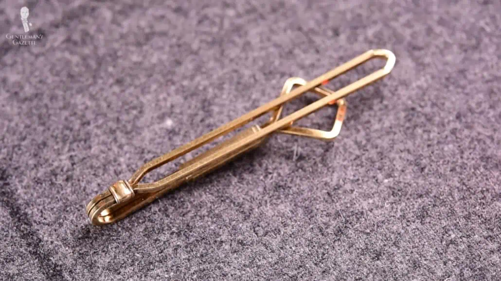 A tie bar with a decorative chain