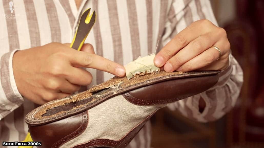 The Strawfut Oxfords feature a stiff mid-layer reminiscent of thermal plastic.