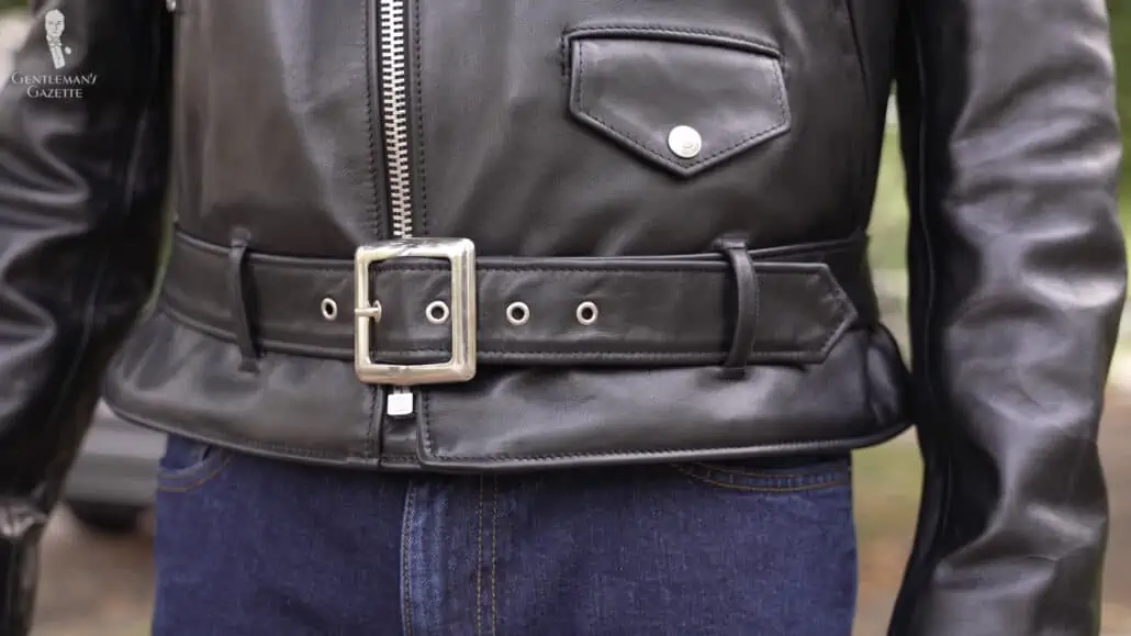 A zoomed in picture of the belt buckle that feels really secure and of nice quality.
