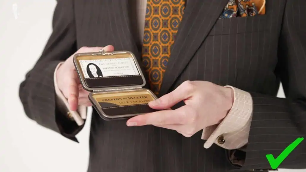 Fort Belvedere business cardholders come with a quality clasp design that requires only one hand to open.